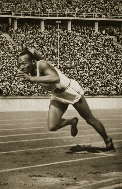 Jesse Owens aan de start van de 200m race op de Olympische Spelen van 1936 in Berlijn door Unbekannt Unbekannt